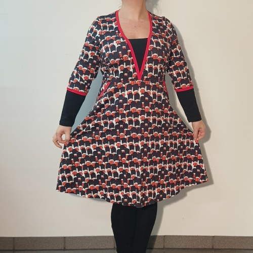 Plus size kjole med empiresnit og garder | Ama Guards