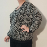 Botan Grey Leopard - Løstsiddende plus size bluse fra Amamiko