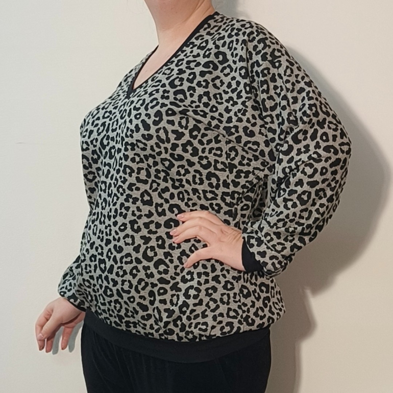 Botan Grey Leopard - Løstsiddende plus size bluse fra Amamiko