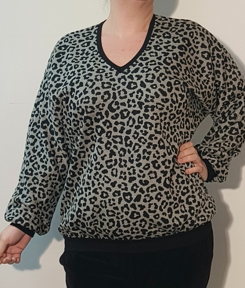 Botan Grey Leopard - Løstsiddende plus size bluse fra Amamiko