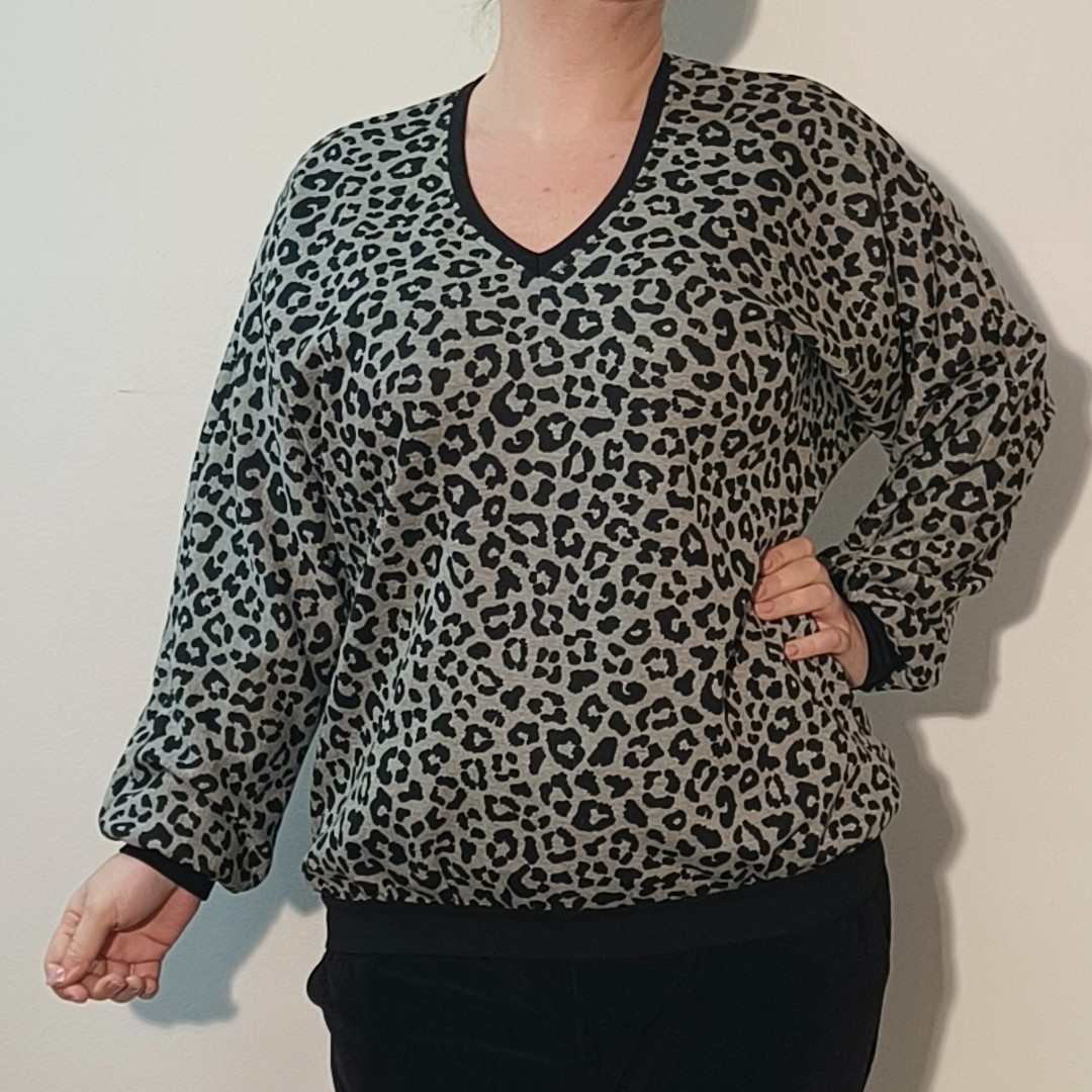 Botan Grey Leopard - Løstsiddende plus size bluse fra Amamiko