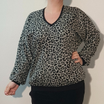 Botan Grey Leopard - Løstsiddende plus size bluse fra Amamiko