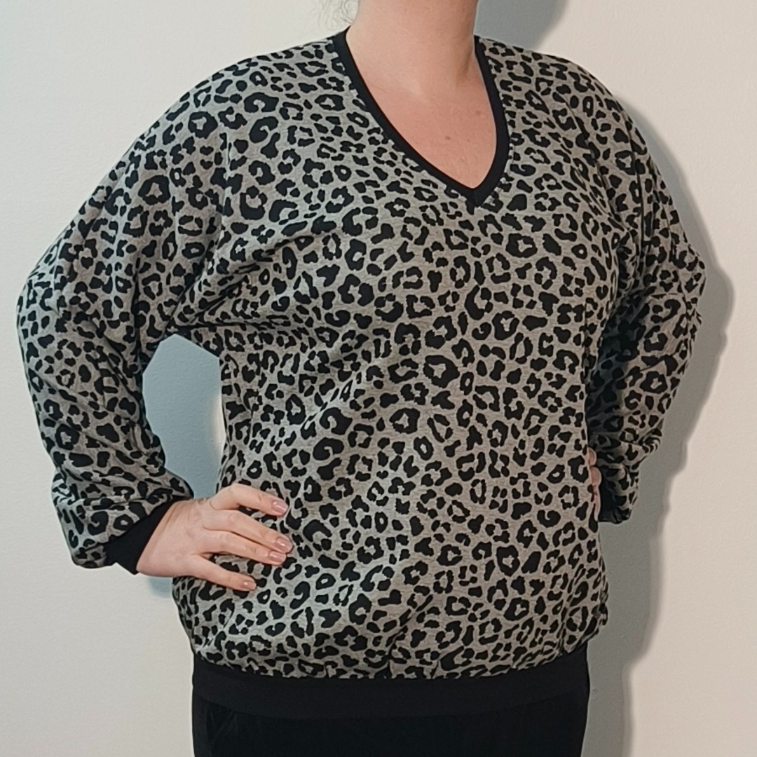 Botan Grey Leopard - Løstsiddende plus size bluse fra Amamiko