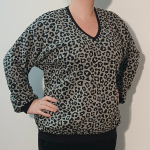 Botan Grey Leopard - Løstsiddende plus size bluse fra Amamiko