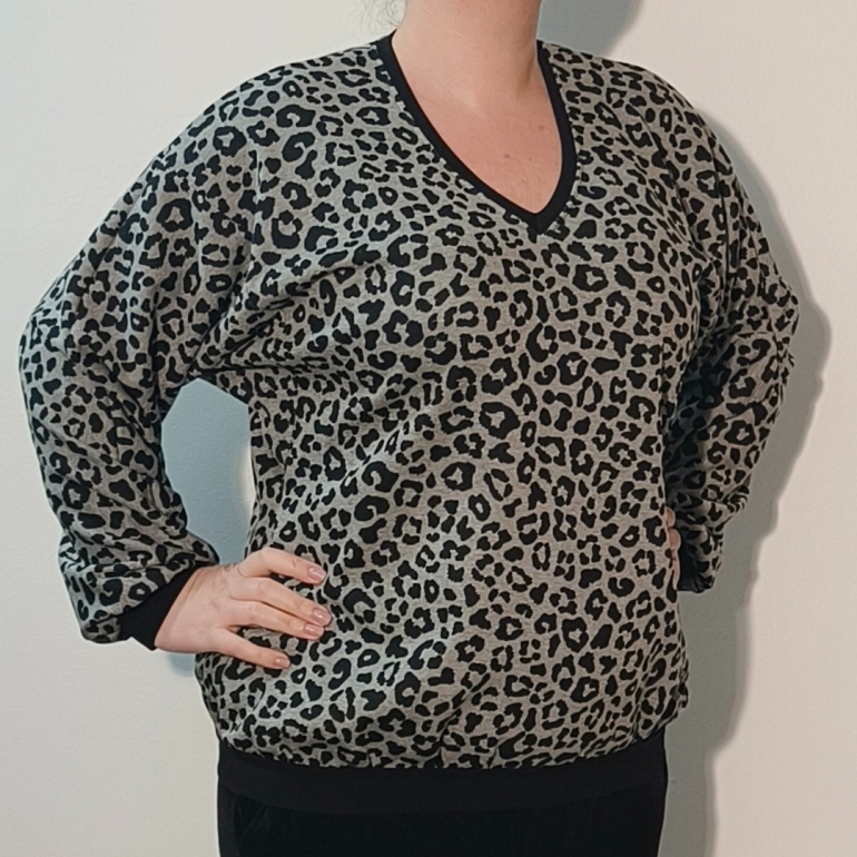 Botan Grey Leopard - Løstsiddende plus size bluse fra Amamiko