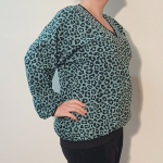 Botan Grey Leopard - Løstsiddende plus size bluse fra Amamiko