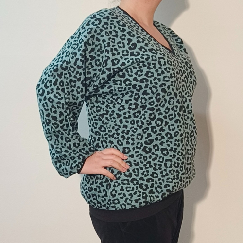 Botan Grey Leopard - Løstsiddende plus size bluse fra Amamiko