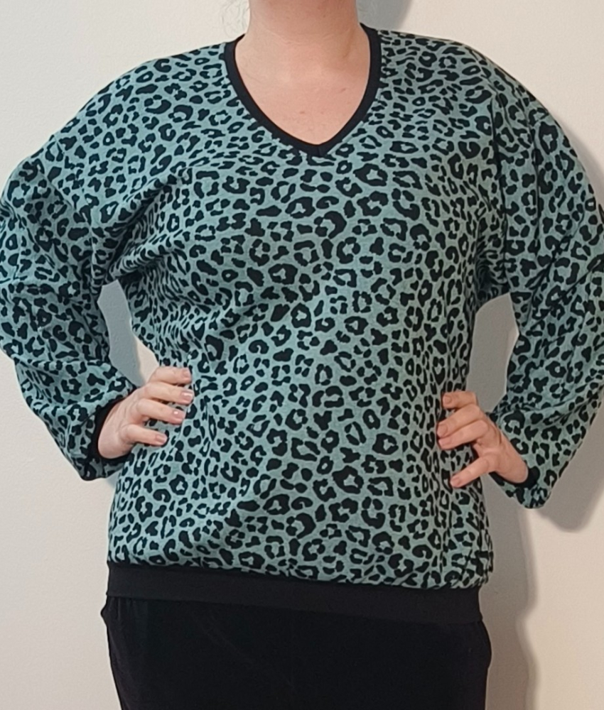 Botan Grey Leopard - Løstsiddende plus size bluse fra Amamiko