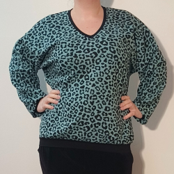 Botan Grey Leopard - Løstsiddende plus size bluse fra Amamiko