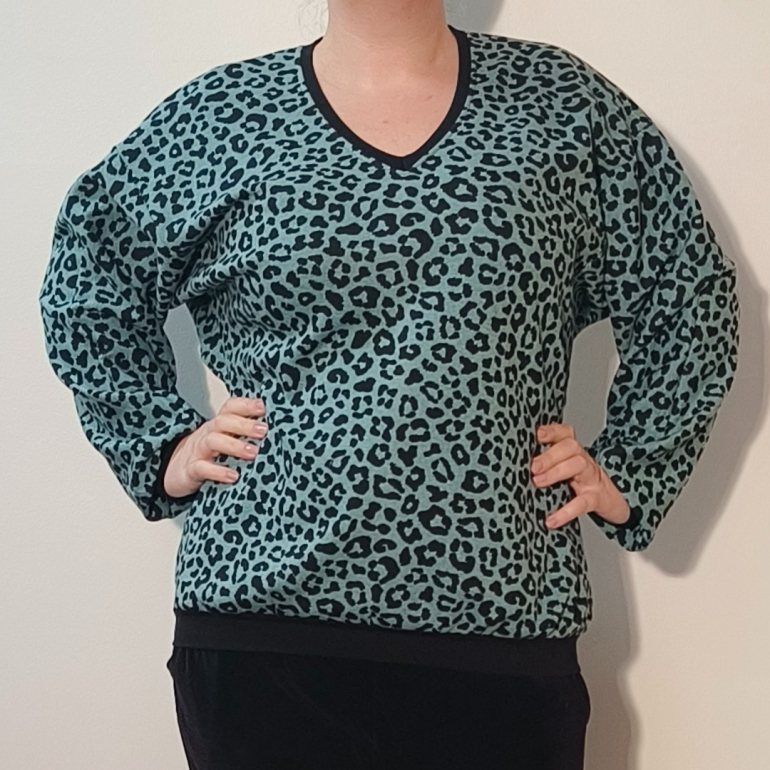 Botan Grey Leopard - Løstsiddende plus size bluse fra Amamiko