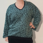 Botan Grey Leopard - Løstsiddende plus size bluse fra Amamiko