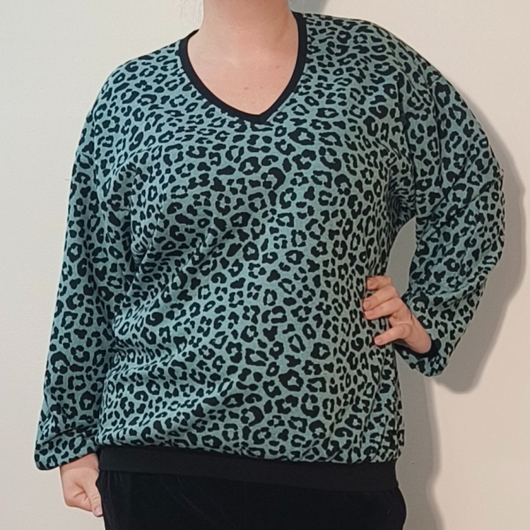 Botan Grey Leopard - Løstsiddende plus size bluse fra Amamiko