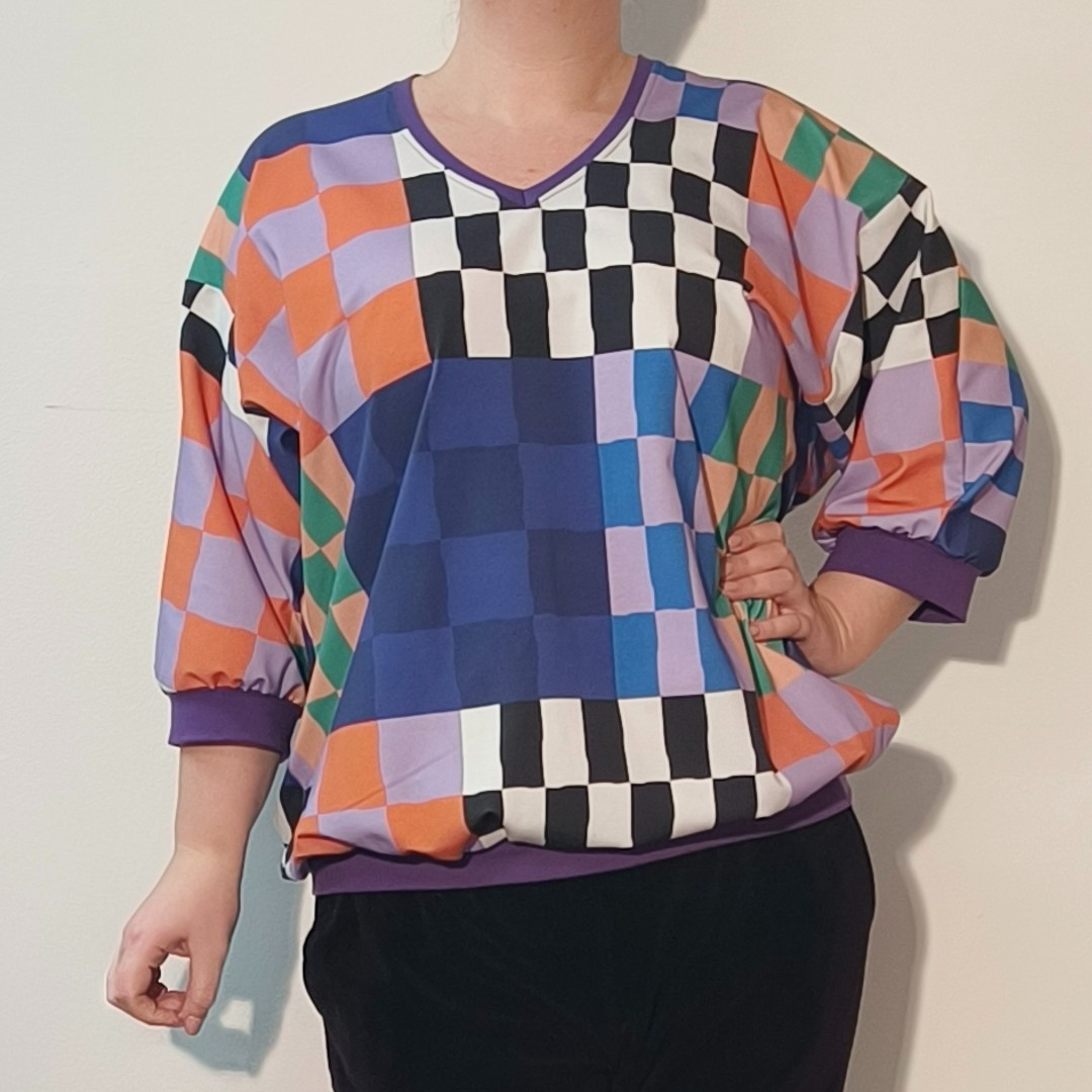 Botan Checkered Mix - Løstsiddende plus size bluse fra Amamiko