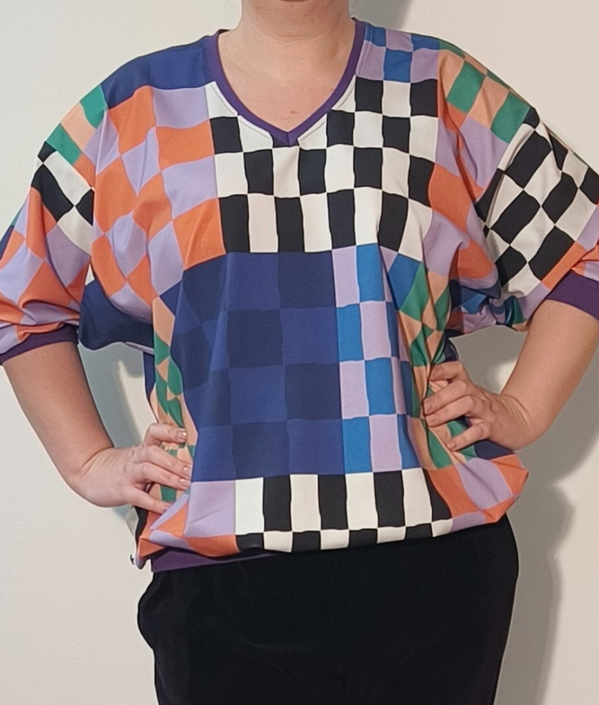 Botan Checkered Mix - Løstsiddende plus size bluse fra Amamiko