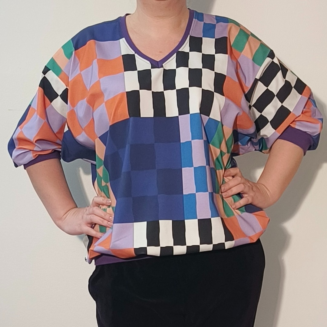 Botan Checkered Mix - Løstsiddende plus size bluse fra Amamiko