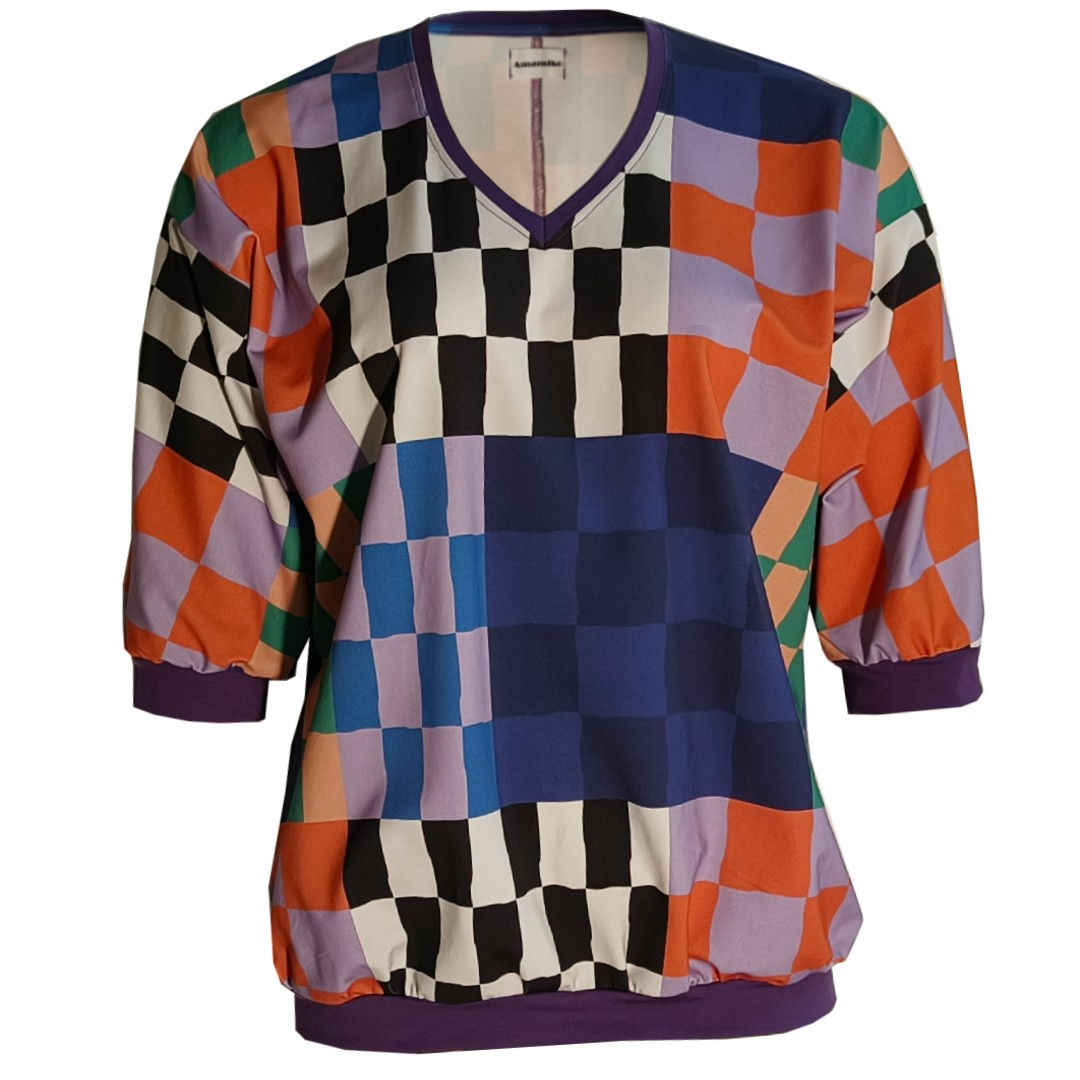 Botan Checkered Mix - Løstsiddende plus size bluse fra Amamiko