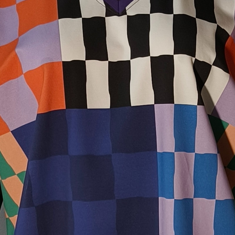 Botan Checkered Mix - Løstsiddende plus size bluse fra Amamiko