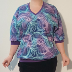 Botan Sound Waves - Løstsiddende plus size bluse fra Amamiko