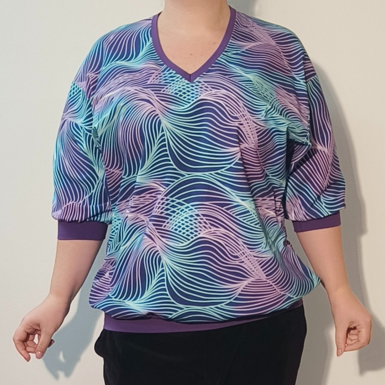 Botan Sound Waves - Løstsiddende plus size bluse fra Amamiko