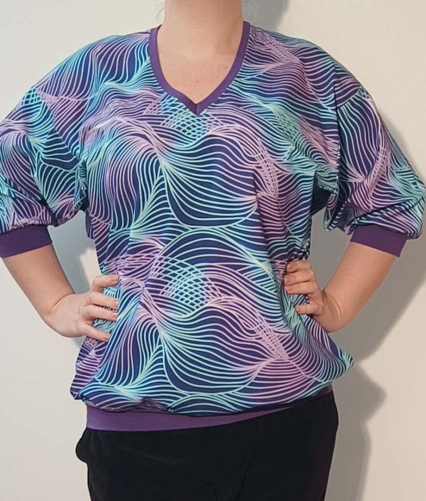 Botan Sound Waves - Løstsiddende plus size bluse fra Amamiko