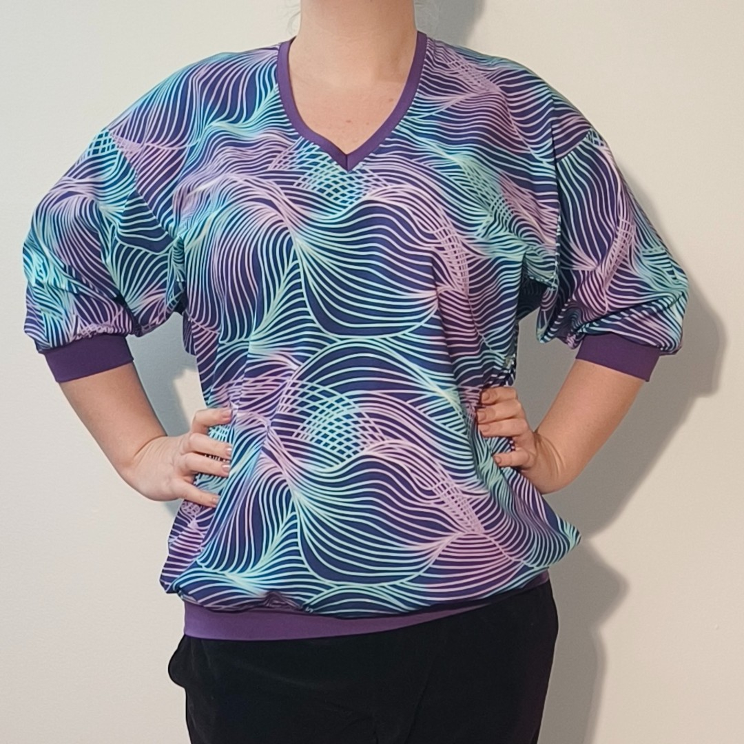 Botan Sound Waves - Løstsiddende plus size bluse fra Amamiko