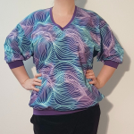 Botan Sound Waves - Løstsiddende plus size bluse fra Amamiko