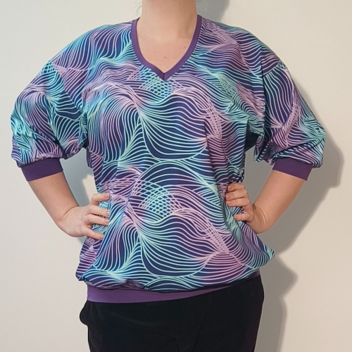 Botan Sound Waves - Løstsiddende plus size bluse fra Amamiko