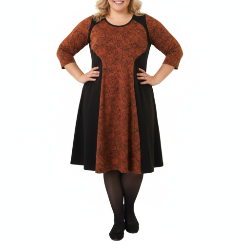 Meika Chocolate Doodles - A-formet plus size kjole med paneler fra Amamiko
