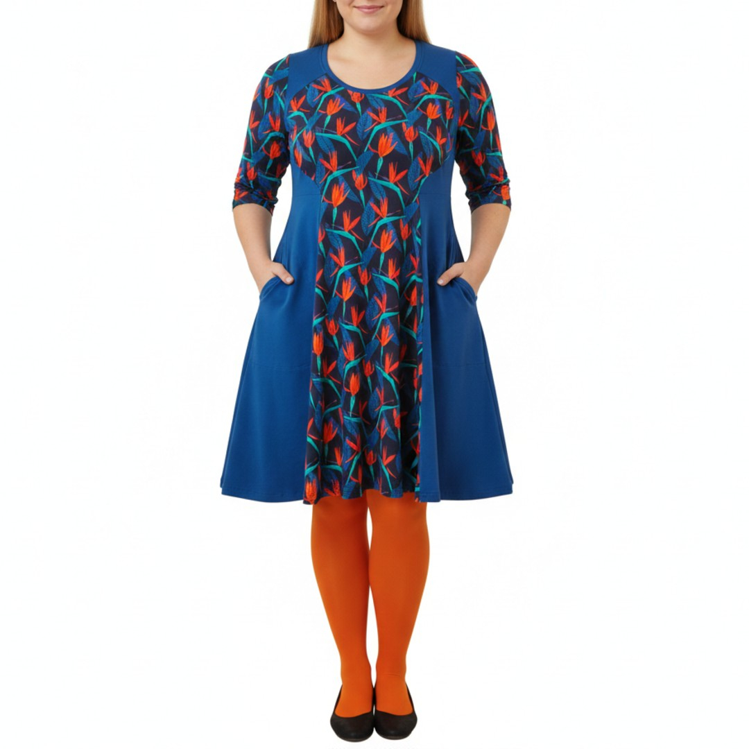 Meika Blue Leaf - A-formet plus size kjole med paneler fra Amamiko