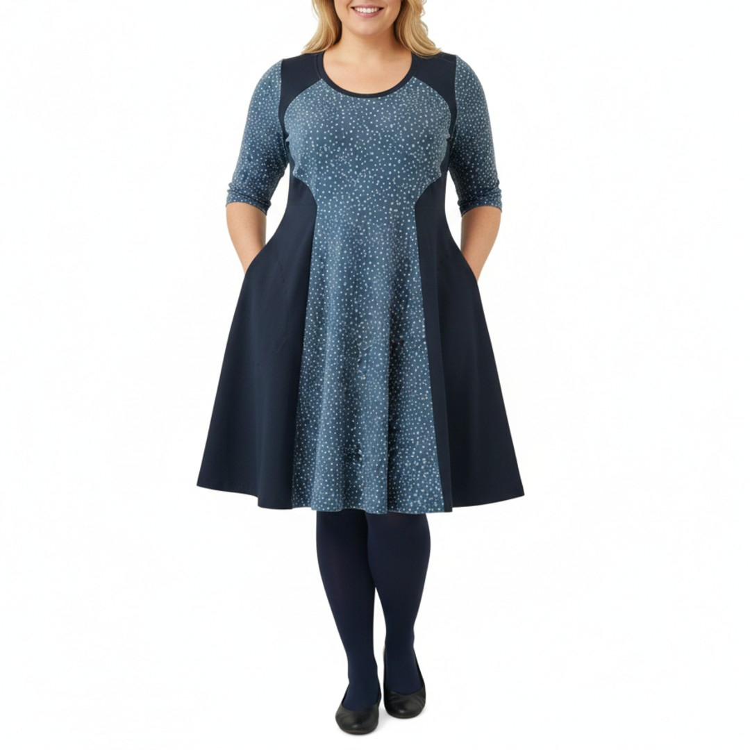 Meika Blue Dot - A-formet plus size kjole med paneler fra Amamiko