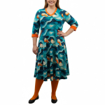 Plus size kjole med v-hals og blå bølger - Dana Blue Waves