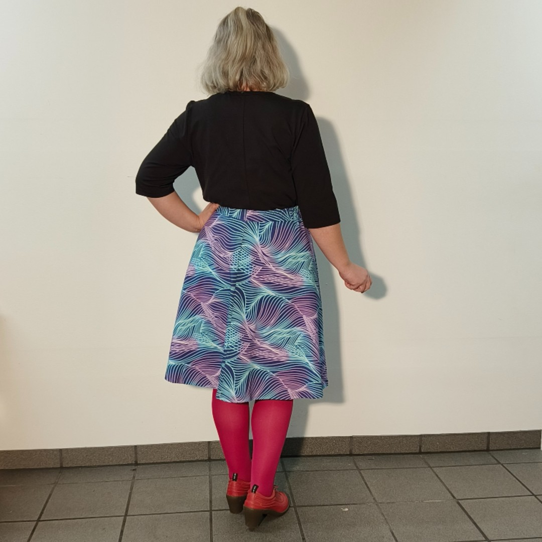 Kobe Sound Waves - A-formet plus size nederdel med lilla og blåt mønster fra Amamiko