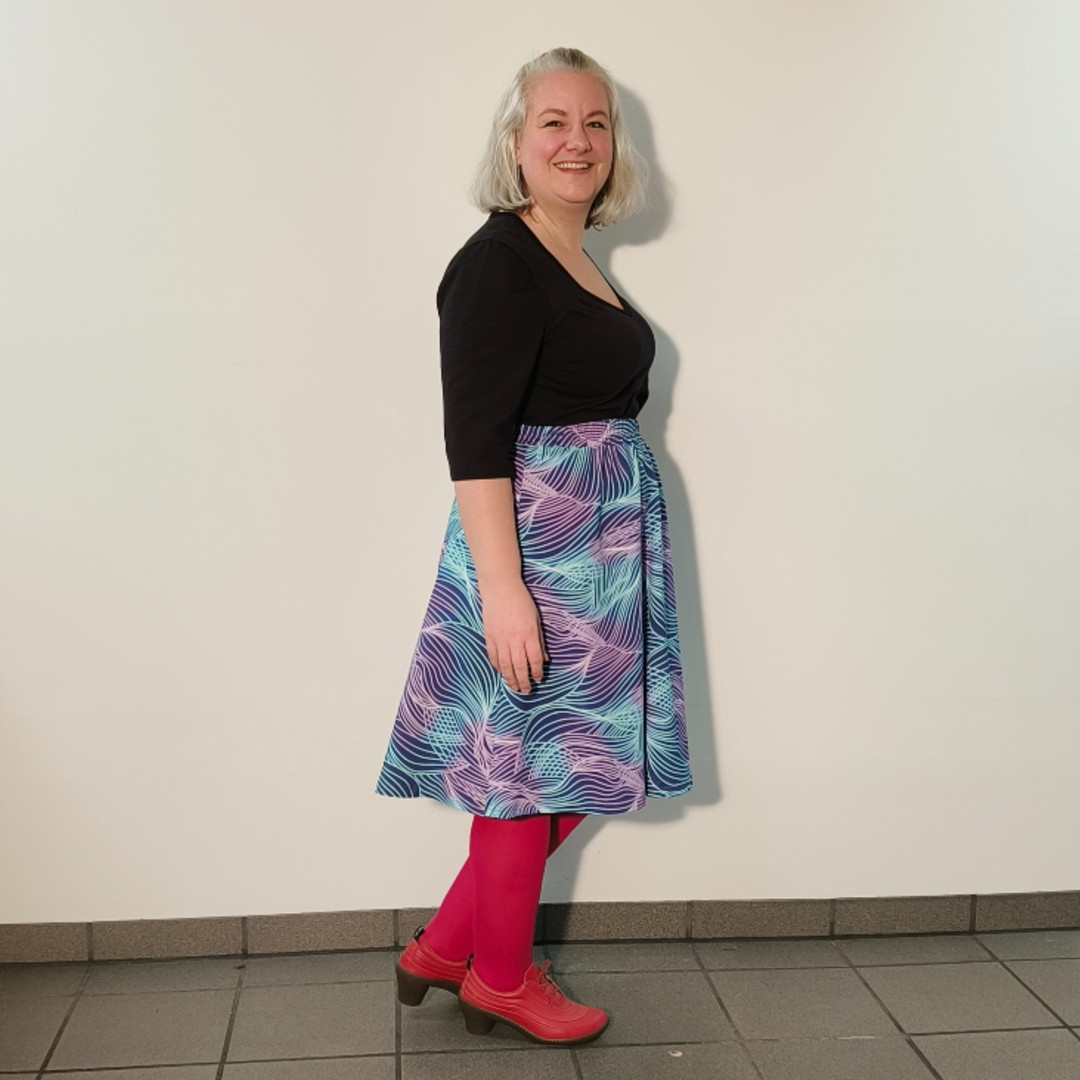 Kobe Sound Waves - A-formet plus size nederdel med lilla og blåt mønster fra Amamiko