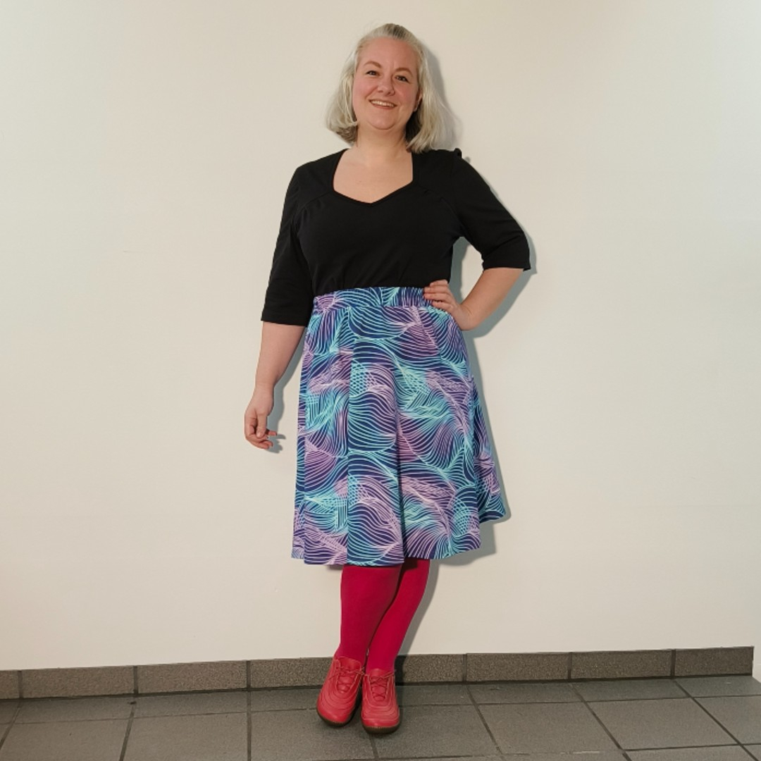 Kobe Sound Waves - A-formet plus size nederdel med lilla og blåt mønster fra Amamiko