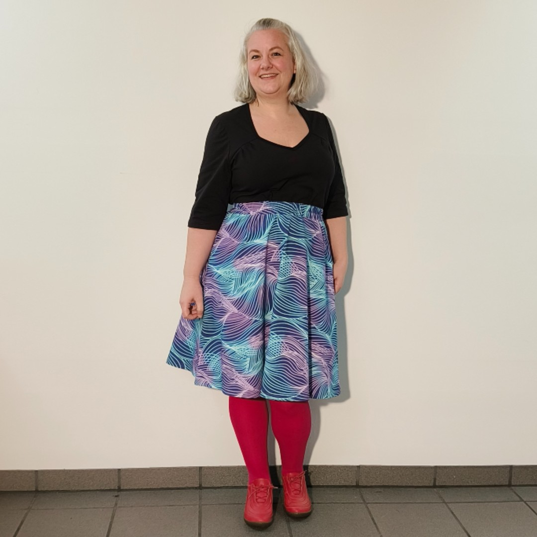 Kobe Sound Waves - A-formet plus size nederdel med lilla og blåt mønster fra Amamiko