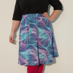 Kobe Sound Waves - A-formet plus size nederdel med lilla og blåt mønster fra Amamiko