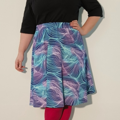 Kobe Sound Waves - A-formet plus size nederdel med lilla og blåt mønster fra Amamiko