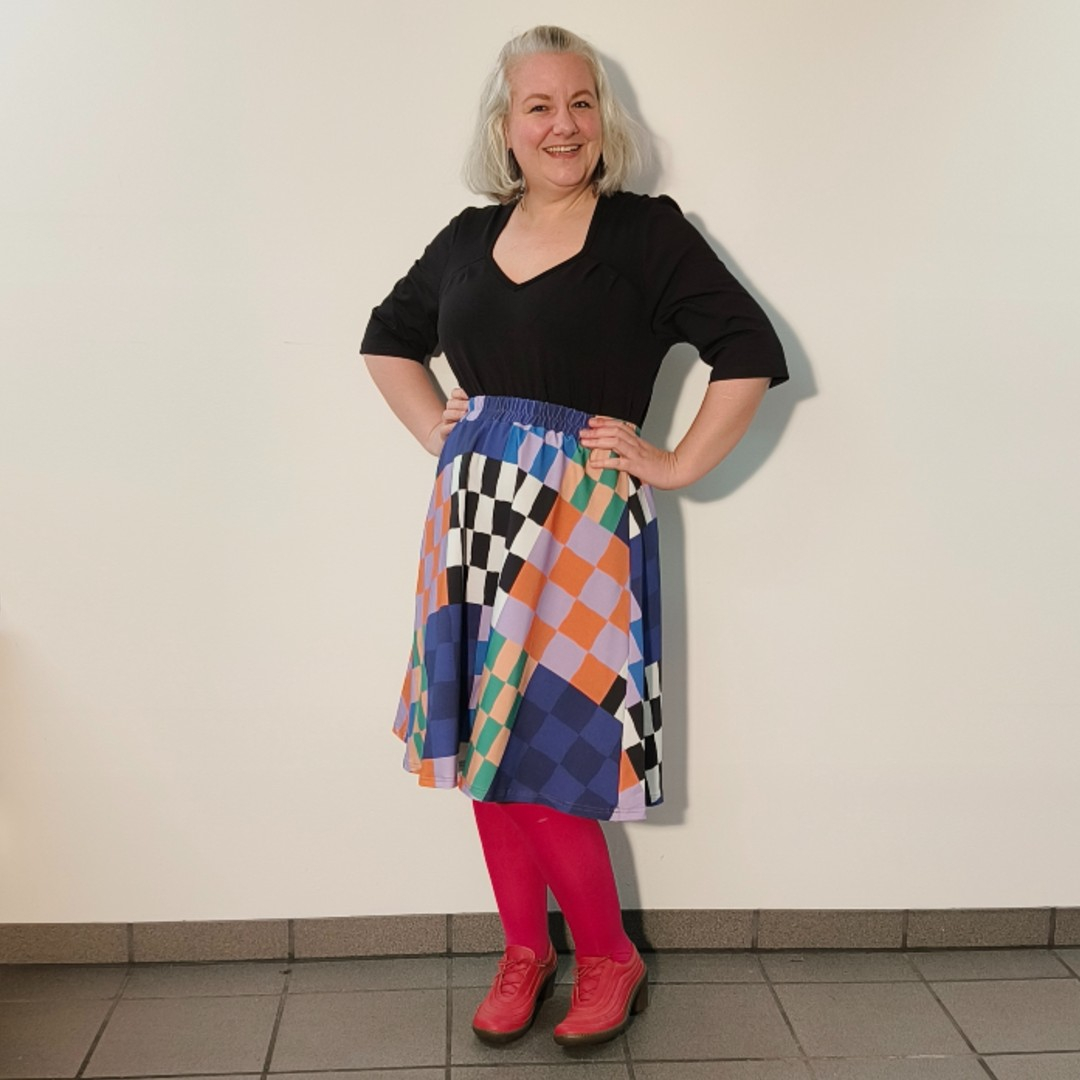 Kobe Checkered Mix - A-formet plus size nederdel med mønster i forskellige tern.