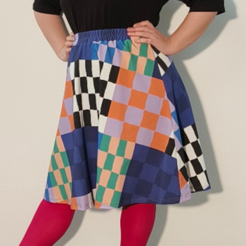 Kobe Checkered Mix - A-formet plus size nederdel med mønster i forskellige tern.