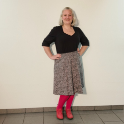 Kobe Grey Doodles - Grå A-formet plus size nederdel med sorte kruseduller.