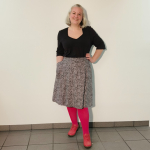 Kobe Grey Doodles - Grå A-formet plus size nederdel med sorte kruseduller.