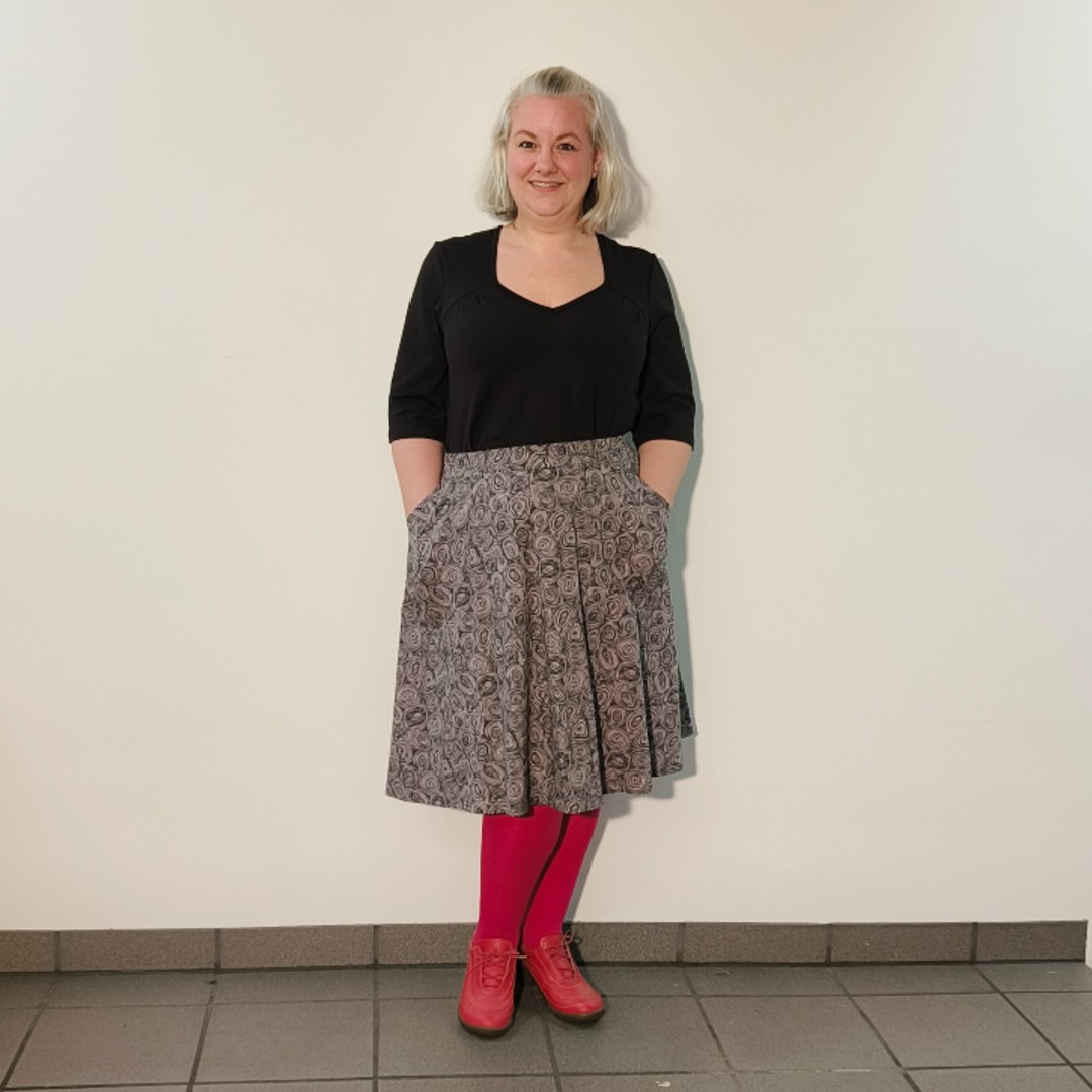 Kobe Grey Doodles - Grå A-formet plus size nederdel med sorte kruseduller.