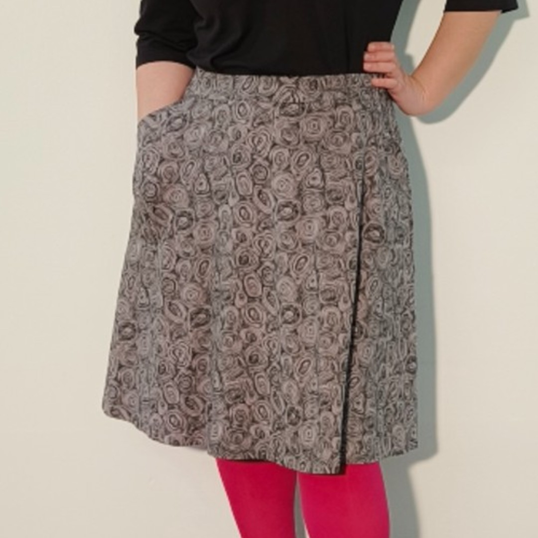 Kobe Grey Doodles - Grå A-formet plus size nederdel med sorte kruseduller.