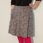 Kobe Grey Doodles - Grå A-formet plus size nederdel med sorte kruseduller.