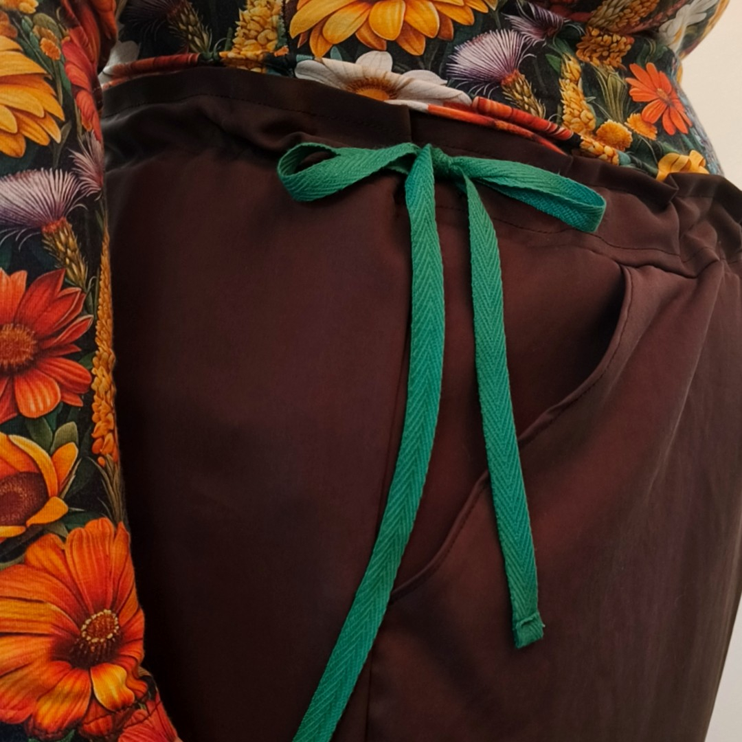 Løstsiddende bukser med regulerbar talje - Brown