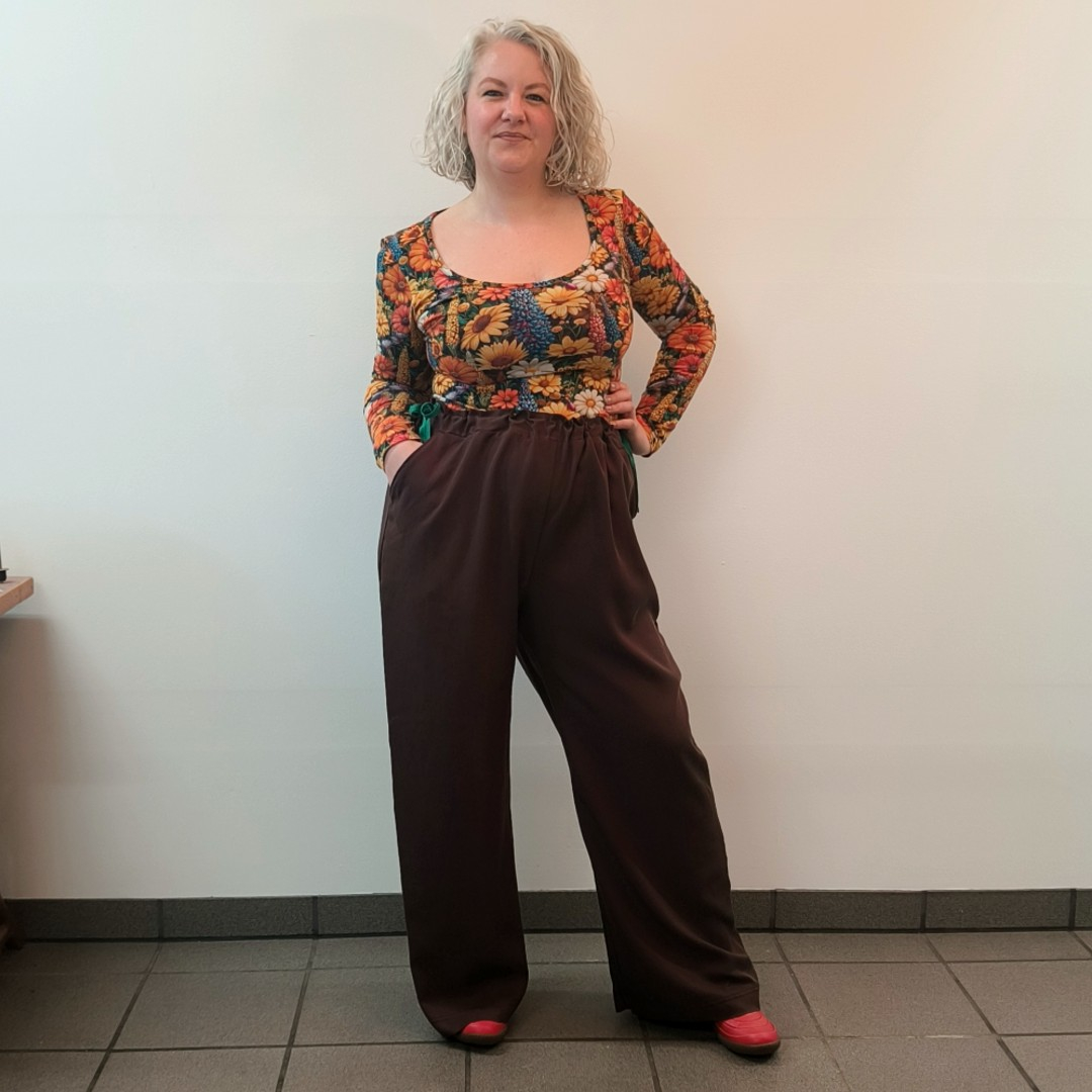 Løstsiddende bukser med regulerbar talje - Brown