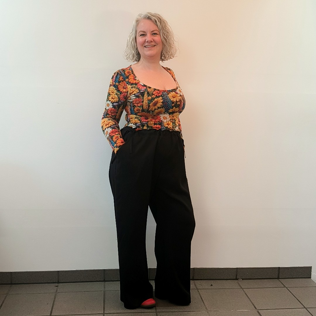 Løstsiddende bukser med regulerbar talje - Black