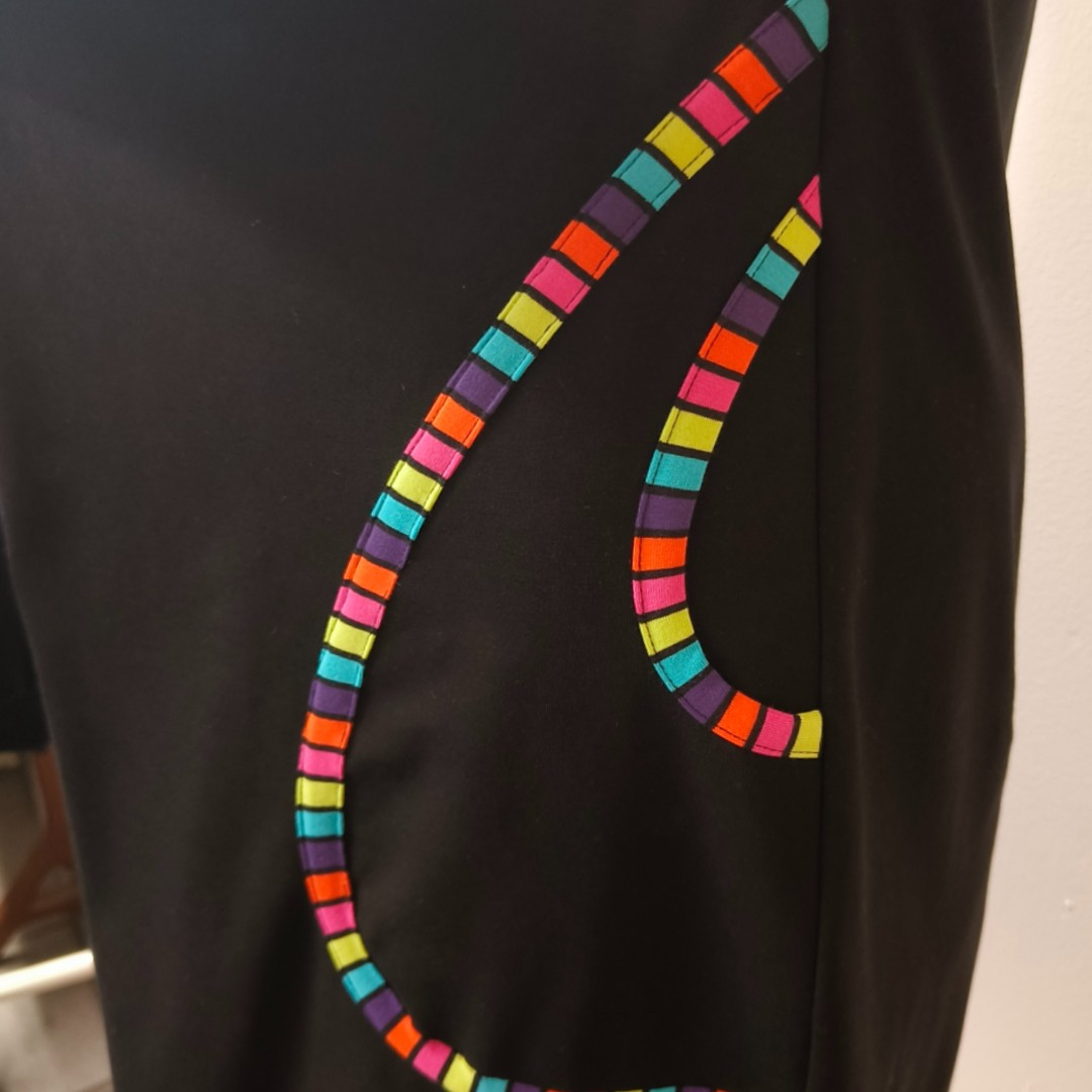 Toya Black Rainbow. A-formet plus size kjole fra Amamiko