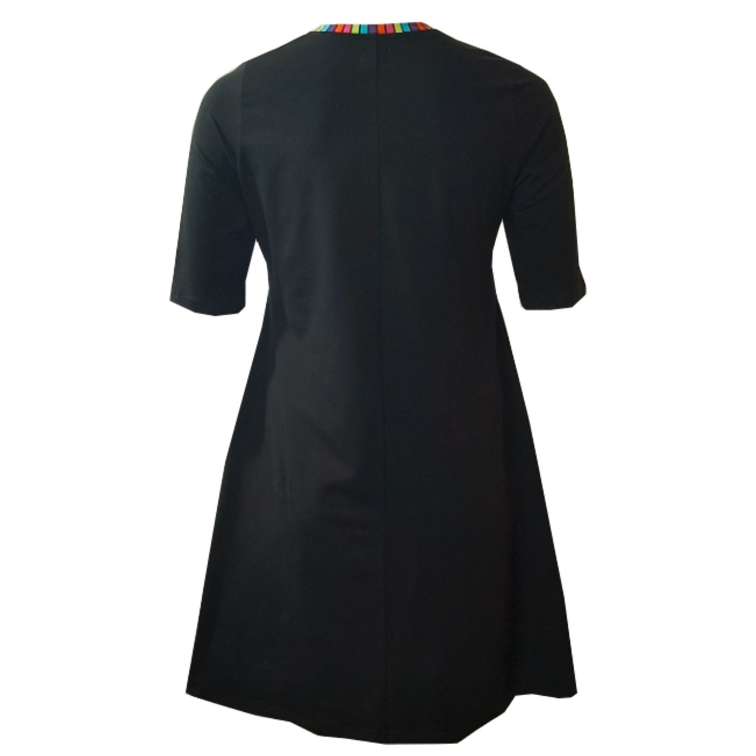 Toya Black Rainbow. A-formet plus size kjole fra Amamiko