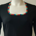 Plus size kjole - Akiko Black Rainbow fra Amamiko